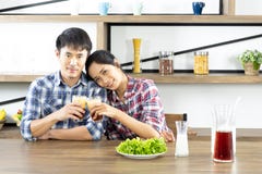 Unga asiatiska par ?r lyckliga att laga mat tillsammans, tv? familjer hj?lper sig att f?rbereda sig att laga mat i k?ket arkivbilder Unga asiatiska par ?r lyckliga att laga mat tillsammans, tv? familjer hj?lper sig att f?rbereda sig att laga mat i k?ket arkivbilder