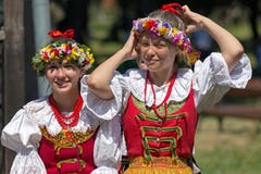 Unga flickor från Polen i traditionell dräkt Arkivbild Unga flickor från Polen i traditionell dräkt Arkivbild