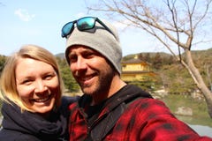 Unga gulliga par på den guld- templet i Kyoto Arkivfoton Unga gulliga par på den guld- templet i Kyoto Arkivfoton
