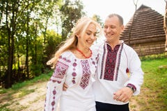 Unga par i traditionella ukrainska kläder, har rolig spendera tid i parkerar royaltyfri fotografi Unga par i traditionella ukrainska kläder, har rolig spendera tid i parkerar royaltyfri fotografi