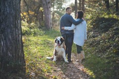 Unga par med hunden royaltyfria foton Unga par med hunden royaltyfria foton