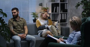 Unga par som argumenterar i kontoret av en psykolog arkivfilmer Unga par som argumenterar i kontoret av en psykolog arkivfilmer