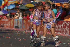 Unga Tobas dansare på den Arica karnevalet, Chile royaltyfri foto Unga Tobas dansare på den Arica karnevalet, Chile royaltyfri foto