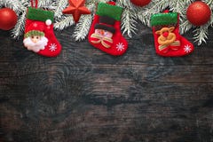 Ungar slår på trätabellen som väntar på Santa Claus gåvor arkivfoto Ungar slår på trätabellen som väntar på Santa Claus gåvor arkivfoto