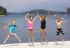 Ungar som har gyckel på deras sommarsemester royaltyfri bild Ungar som har gyckel på deras sommarsemester royaltyfri bild