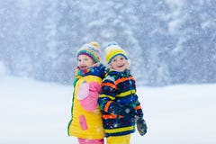 ungar som leker snow Barnlek i vinter arkivbild ungar som leker snow Barnlek i vinter arkivbild