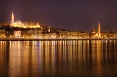Ungarn, Budapest bis zum Nacht - Reflexionen in der Donau, die Bastion des Fischers lizenzfreie stockfotografie Ungarn, Budapest bis zum Nacht - Reflexionen in der Donau, die Bastion des Fischers lizenzfreie stockfotografie