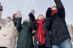 Ungdomarsom kastar snö royaltyfria bilder Ungdomarsom kastar snö royaltyfria bilder