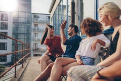 Ungdomarsom tycker om i terrass royaltyfri fotografi Ungdomarsom tycker om i terrass royaltyfri fotografi