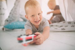 Ungebröder lägger på golvet Pojkar spelar i hem med leksakbilar hemma i morgonen tillfällig livsstil arkivfoton Ungebröder lägger på golvet Pojkar spelar i hem med leksakbilar hemma i morgonen tillfällig livsstil arkivfoton