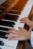 Ungehänder med pianot royaltyfri fotografi Ungehänder med pianot royaltyfri fotografi