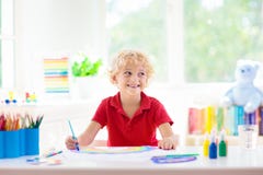 Ungem?larf?rg Barnm?lning pojketeckning little arkivbild Ungem?larf?rg Barnm?lning pojketeckning little arkivbild