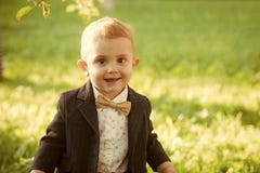Ungen tycker om liv Pys med bowtie på det naturliga landskapet, mode royaltyfria foton Ungen tycker om liv Pys med bowtie på det naturliga landskapet, mode royaltyfria foton