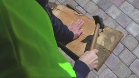 Unghia del pezzo della donna con il martello Unghia del pezzo della donna con il martello