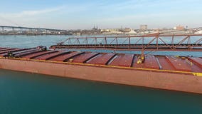 Unglaublicher Luftflug 4k über großem Frachtcontainerschiffsöl-Tankersegeln im eisigen kalten Flusswasser stock video Unglaublicher Luftflug 4k über großem Frachtcontainerschiffsöl-Tankersegeln im eisigen kalten Flusswasser stock video