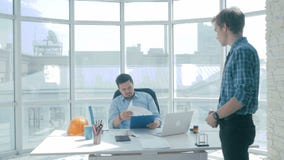 Unglücklicher Chef, der dem Büroangestellten Verweis gibt stock video Unglücklicher Chef, der dem Büroangestellten Verweis gibt stock video