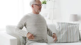 Unglücklicher älterer Mann, der zu Hause unter Rückenschmerzen 132 leidet stock footage Unglücklicher älterer Mann, der zu Hause unter Rückenschmerzen 132 leidet stock footage