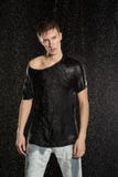 Ungt attraktivt mananseende under regn i jeans och tshirt arkivfoto Ungt attraktivt mananseende under regn i jeans och tshirt arkivfoto