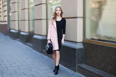 Ungt härligt kvinnaanseende på gatan Elegant dräkt full stående för huvuddel Kvinnligt dana arkivbilder Ungt härligt kvinnaanseende på gatan Elegant dräkt full stående för huvuddel Kvinnligt dana arkivbilder