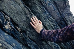 Ungt kvinnligt trycka på för hand vaggar arkivbild Ungt kvinnligt trycka på för hand vaggar arkivbild