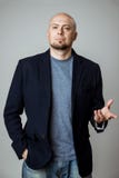 Ungt lyckat tänka för affärsman som poserar över beige bakgrund arkivfoto Ungt lyckat tänka för affärsman som poserar över beige bakgrund arkivfoto