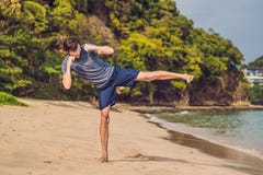 Ungt manligt utarbeta på stranden, sportig man som gör övningar arkivbild Ungt manligt utarbeta på stranden, sportig man som gör övningar arkivbild