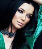 Ungt nätt brunettkvinnamode klädde, ljus makeup, eleg royaltyfria foton Ungt nätt brunettkvinnamode klädde, ljus makeup, eleg royaltyfria foton