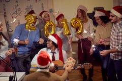 Unidad de negocio sonriente que se divierte en la celebración del Año Nuevo imágenes de archivo libres de regalías Unidad de negocio sonriente que se divierte en la celebración del Año Nuevo imágenes de archivo libres de regalías