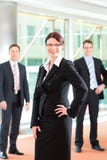 Unidade de negócio de empresários no escritório fotos de stock Unidade de negócio de empresários no escritório fotos de stock