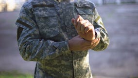 Uniforme militaire de fixation de commandant, soldat professionnel, camouflage de mission banque de vidéos Uniforme militaire de fixation de commandant, soldat professionnel, camouflage de mission banque de vidéos