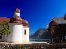 Unik kyrka i den mellersta sjön royaltyfri bild Unik kyrka i den mellersta sjön royaltyfri bild