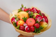 Unikalny świąteczny bukiet składa się jabłka, bonkrety, śliwki, grapefruits i kwitnące róże w rękach dziewczyna, obrazy royalty free Unikalny świąteczny bukiet składa się jabłka, bonkrety, śliwki, grapefruits i kwitnące róże w rękach dziewczyna, obrazy royalty free