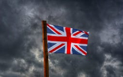 Union Jack devant recueillir des nuages de tempête photographie stock libre de droits Union Jack devant recueillir des nuages de tempête photographie stock libre de droits