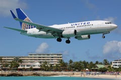 United Airlines Boeing 737-700 desantowy St Martin obraz royalty free United Airlines Boeing 737-700 desantowy St Martin obraz royalty free