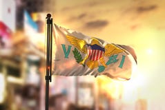United States Virgin Islands flagga mot staden suddiga Backgroun royaltyfria foton United States Virgin Islands flagga mot staden suddiga Backgroun royaltyfria foton