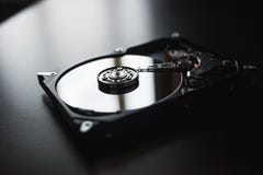 Unité de disque dur démontée à partir de l'ordinateur (hdd) avec des effets de miroir Une partie d'ordinateur (PC, ordinateur por photos libres de droits Unité de disque dur démontée à partir de l'ordinateur (hdd) avec des effets de miroir Une partie d'ordinateur (PC, ordinateur por photos libres de droits