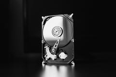 Unité de disque dur démontée à partir de l'ordinateur (hdd) avec des effets de miroir Une partie d'ordinateur (PC, ordinateur por photos stock Unité de disque dur démontée à partir de l'ordinateur (hdd) avec des effets de miroir Une partie d'ordinateur (PC, ordinateur por photos stock