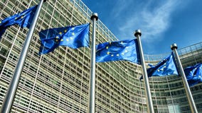 A União Europeia embandeira a ondulação no vento na frente da Comissão Europeia Bruxelas, Bélgica 4K filme A União Europeia embandeira a ondulação no vento na frente da Comissão Europeia Bruxelas, Bélgica 4K filme