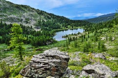 Uno da sette laghi Karakol della montagna in montagne di Altai, la Russia Fotografia Stock Uno da sette laghi Karakol della montagna in montagne di Altai, la Russia Fotografia Stock