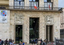 Uno de dos edificios simétricos que componen el dell ‘Arengario de Palazzo en Piazza del Duomo, Milán, Italia foto de archivo libre de regalías Uno de dos edificios simétricos que componen el dell ‘Arengario de Palazzo en Piazza del Duomo, Milán, Italia foto de archivo libre de regalías