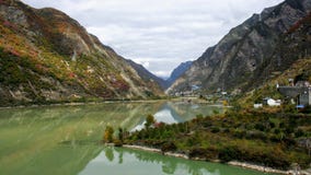 Uno de Jiuzhaigou’s muchos lagos que reflejan las montañas y el follaje de otoño en una tarde tranquila en el valle Jiuzhaigou imagen de archivo libre de regalías Uno de Jiuzhaigou’s muchos lagos que reflejan las montañas y el follaje de otoño en una tarde tranquila en el valle Jiuzhaigou imagen de archivo libre de regalías