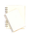Uno sketchbook o un taccuino d'annata aperto isolato sul backgro bianco Fotografia Stock Uno sketchbook o un taccuino d'annata aperto isolato sul backgro bianco Fotografia Stock