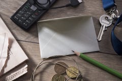 Uno strato per la scrittura su una tavola circondata fotografie stock Uno strato per la scrittura su una tavola circondata fotografie stock