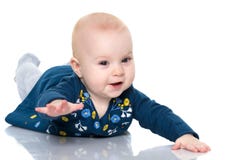 Uno sveglio, molto bambina sta trovandosi sul pavimento su un backgr bianco fotografia stock libera da diritti Uno sveglio, molto bambina sta trovandosi sul pavimento su un backgr bianco fotografia stock libera da diritti