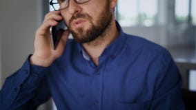 Unrecognizable ludzie biznesu z papierami Uprawa męska i żeńscy kierownicy coworking papiery w biurze i dyskutuje zbiory Unrecognizable ludzie biznesu z papierami Uprawa męska i żeńscy kierownicy coworking papiery w biurze i dyskutuje zbiory