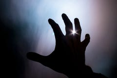 Unscharfe Hand im Rauche in einem Feuer im grellen Licht der Sonne lizenzfreie stockbilder Unscharfe Hand im Rauche in einem Feuer im grellen Licht der Sonne lizenzfreie stockbilder