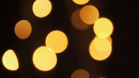 Unscharfe Weihnachtslichter nachts im Baum stock footage Unscharfe Weihnachtslichter nachts im Baum stock footage