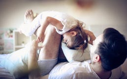 Unser Morgenprogramm Einzelner Vater mit seinem Kind stockfotos Unser Morgenprogramm Einzelner Vater mit seinem Kind stockfotos