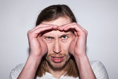 Unsicheres männliches Suchen zu Information stockfoto Unsicheres männliches Suchen zu Information stockfoto