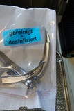 Unsortierte chirurgische Instrumente nachdem dem Säubern in die Waschmaschine stockbilder Unsortierte chirurgische Instrumente nachdem dem Säubern in die Waschmaschine stockbilder